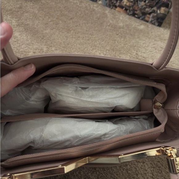 Brand new GROSSI Chic Blush Shoulder Bag with Gold Accents - Picture 5 of 7